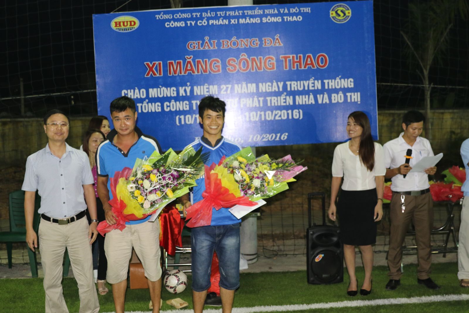 Đại diện Ban tổ chức  trao thưởng cho 2 cầu thủ Vua phá lưới